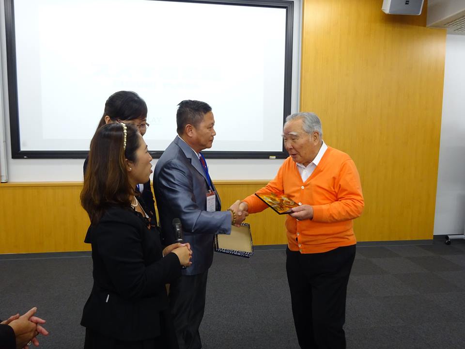 Doanh nhân Lê Xuân Hoàng – Đại diện VCCI trao tặng KNC cho ngài Suzuki – Chủ tịch Tập đoàn Suzuki Nhật Bản